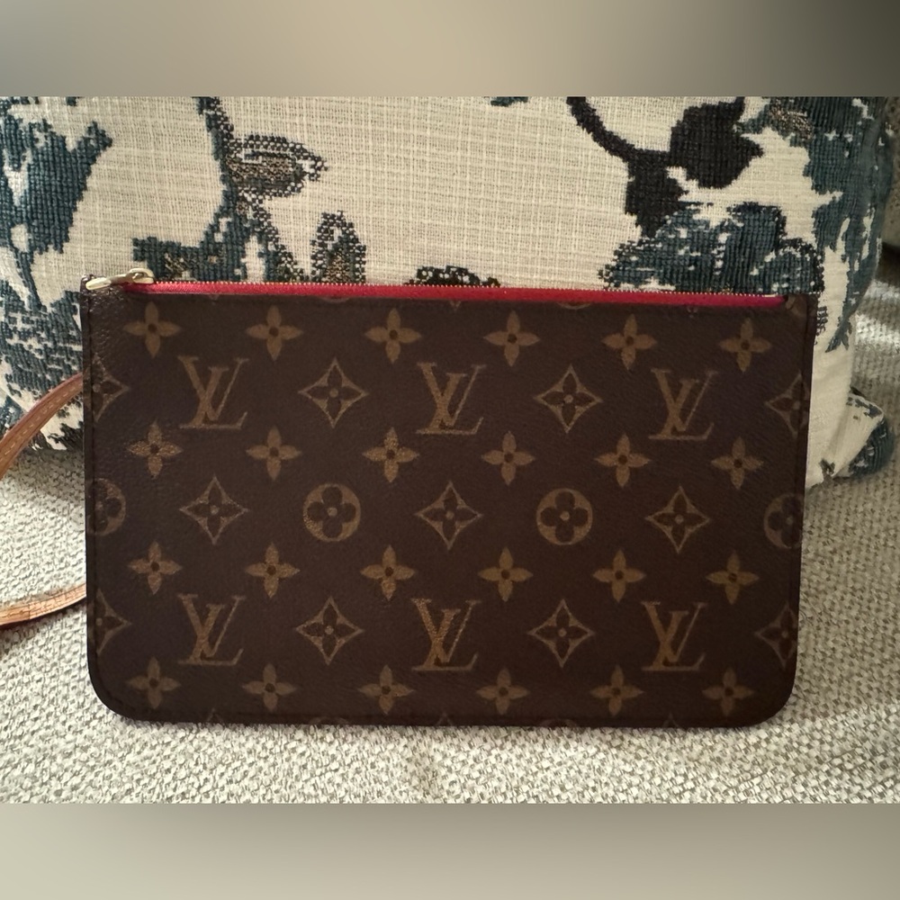 Louis Vuitton Monogram Clutch
In good condition